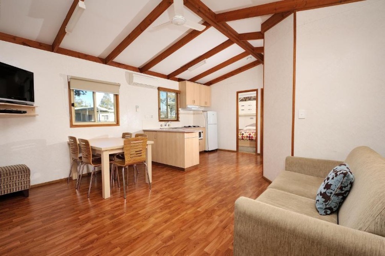 2 Bedrooms Bungalow