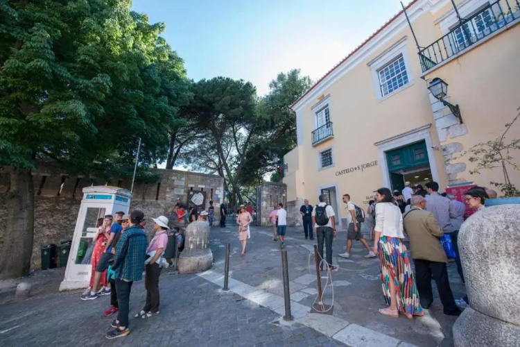 Portugal here I Come - Alfama-Castelo