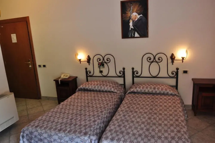 Leo Hotel