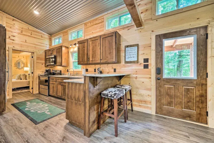 Stylish Cabin by Beavers Bend: Hot Tub & Fire Pit