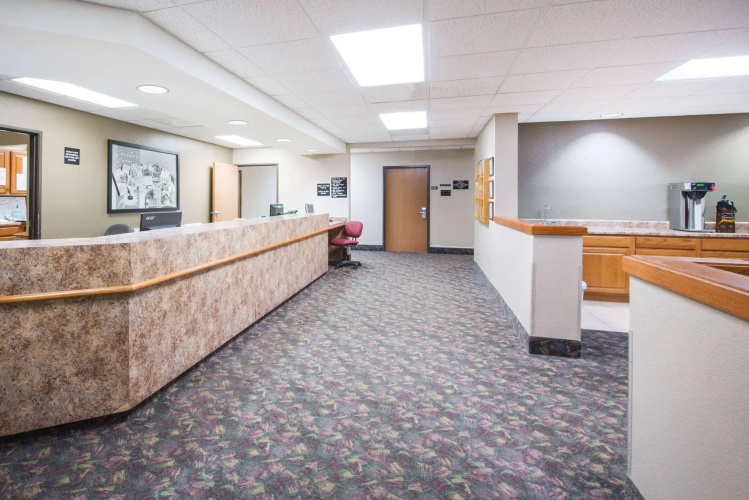 Super 8 by Wyndham Iola KS