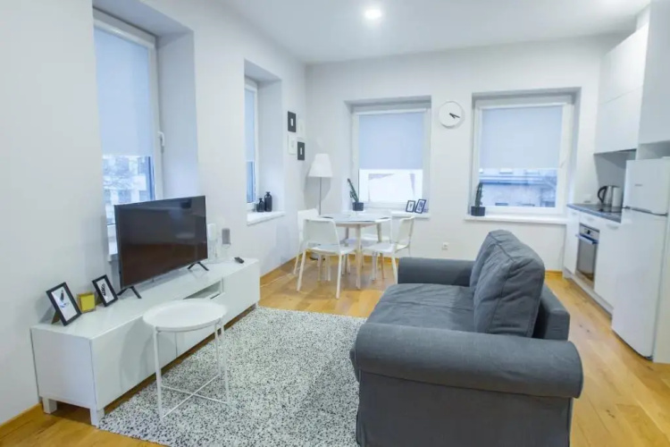 Bright 1BD Apartment in Old Town by Hostlovers