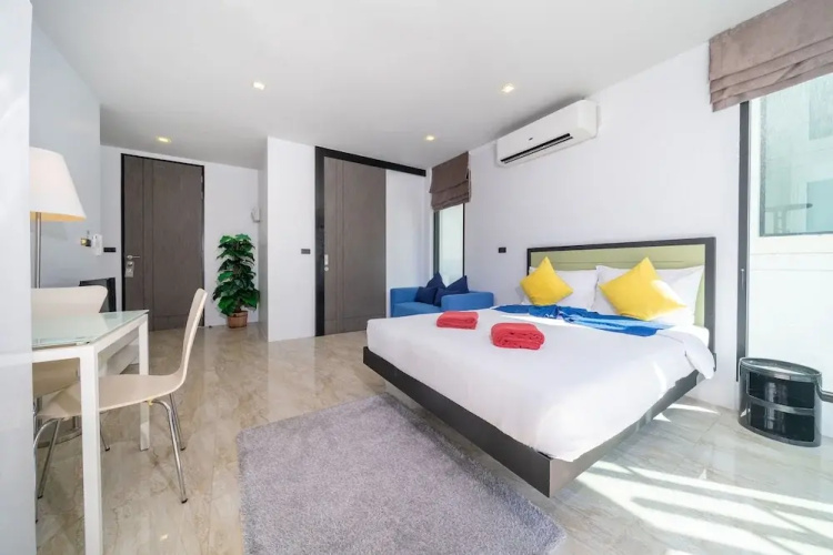 Vibrant Beach Life at Kata Villa UTK4