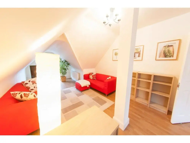 Bright, Airy 2BR Ealing Broadway Flat for 4