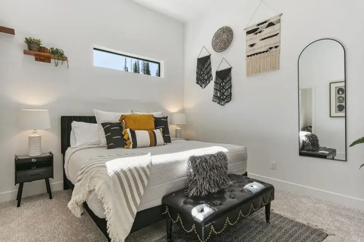 9005B - Luxury Two Bedroom + Den 2 Home