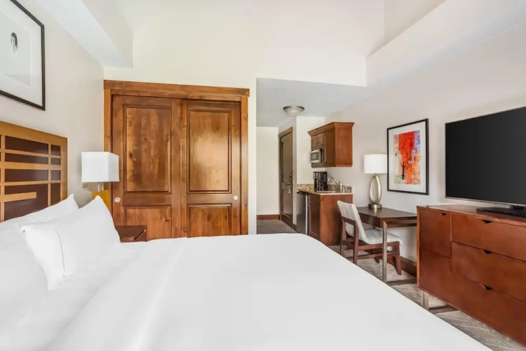 3 Bedrooms Premier Quadruple Suite with balcony