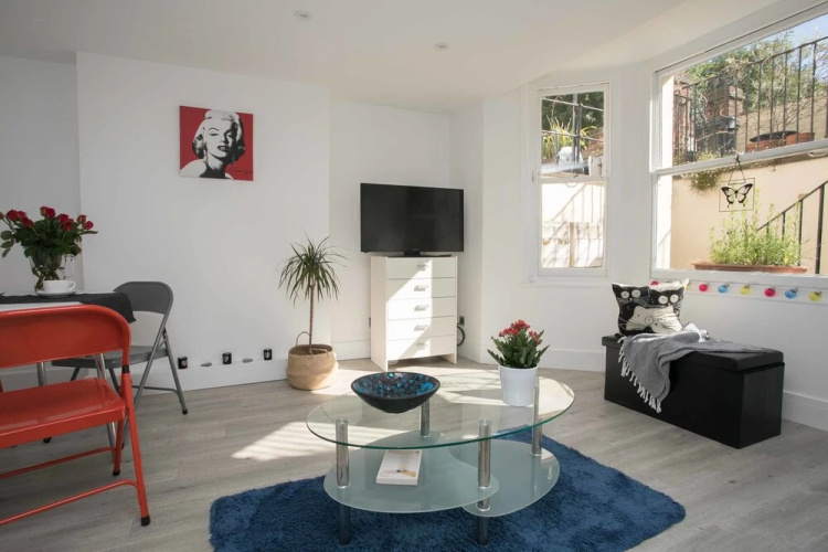 Light filled garden flat sleeps 4