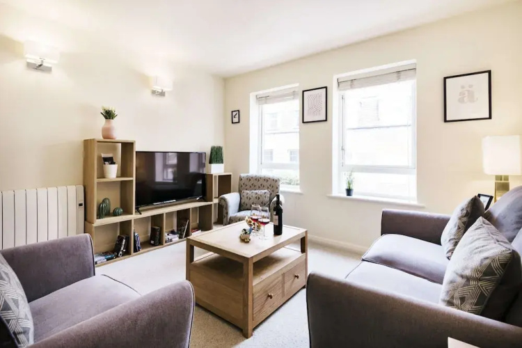 Bright Charing Cross Apartment