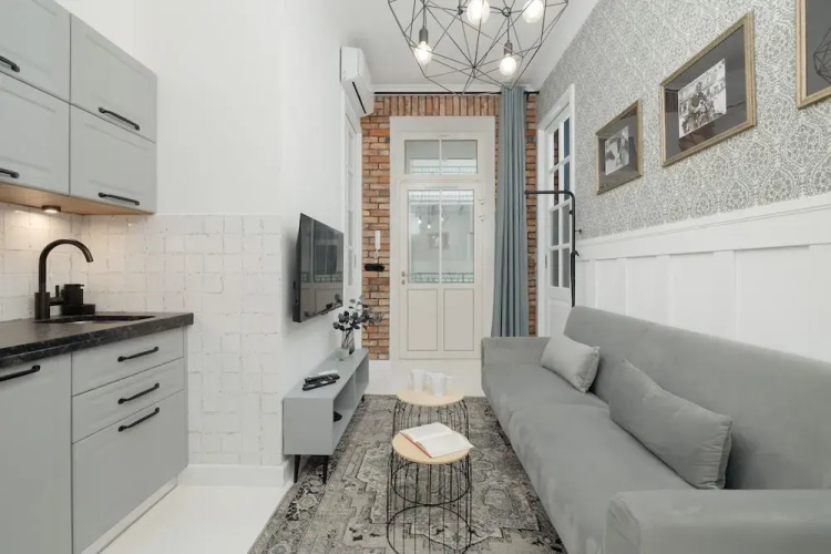 Air Conditioning & Balcony by Renters