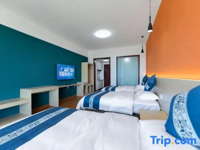 Standard Triple room with city view