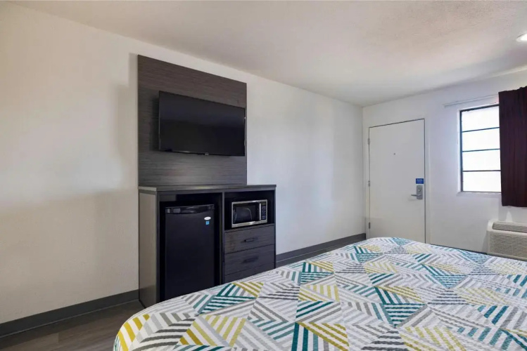 Econo Lodge Inn & Suites