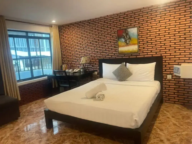 Home Town Hotel