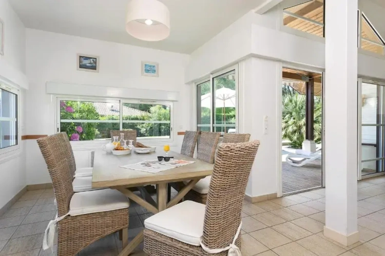 4 Bedrooms Villa