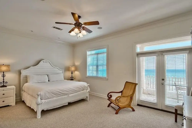 6 Bedrooms Cottage beachfront