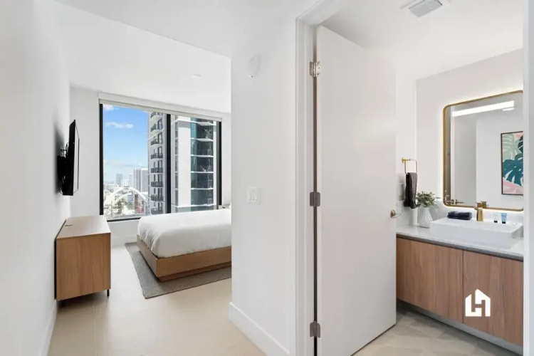 Stylish Apartments with Partial Ocean Views in Downtown