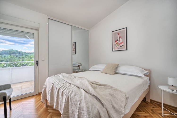 A - Luxury apt w big Balcony, 4 min Walk to Beach