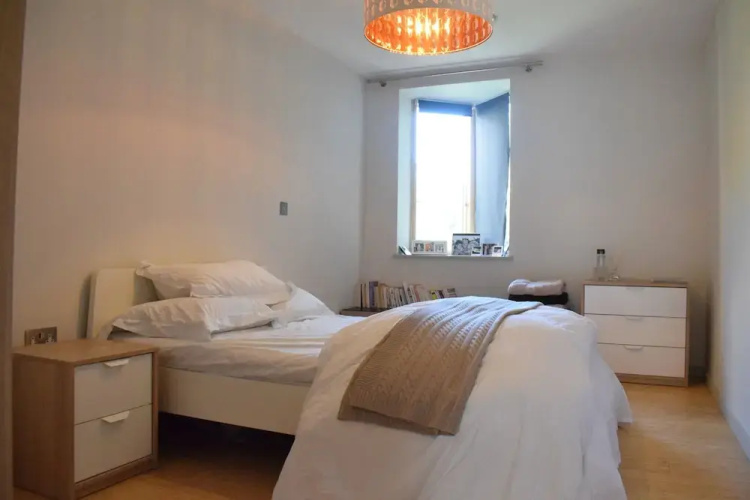 Modern 2 Bedroom Flat With Balcony