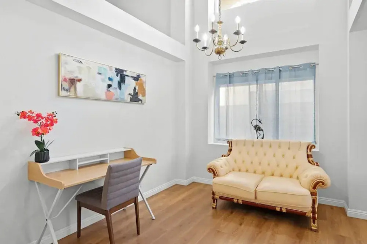 Bright Cozy Home w Full Kitchen Garage Backyard