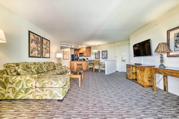 Cute Beachfront Condo w/ Lanai & Resort Pools