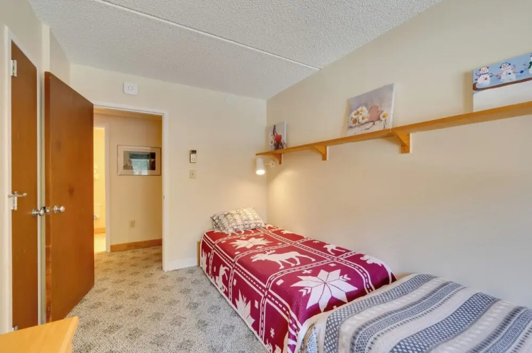 Close to Smuggs Lifts! Cozy Mountain-view Condo