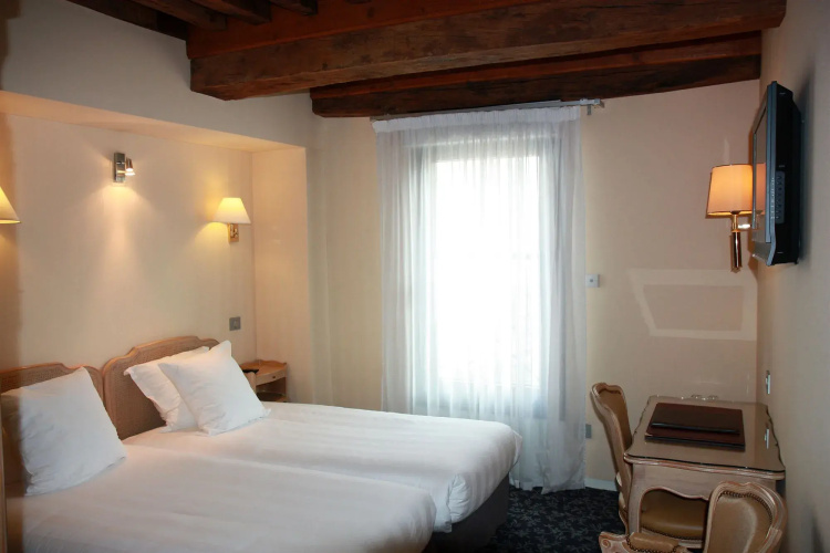 Henry II Hotel