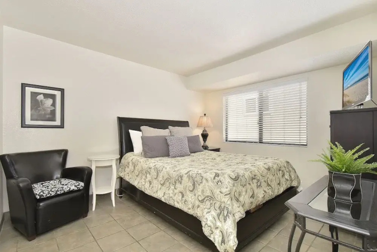 303 35th St 68219 by RedAwning