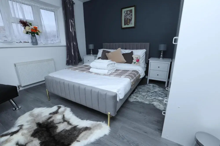 Beautiful 4-bed House in Erith