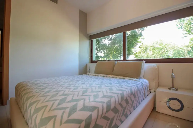 Luxury & Modern Condo by Olahola