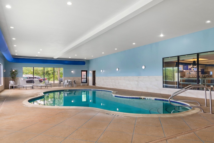 Holiday Inn Express And Suites Fairmont photo 22