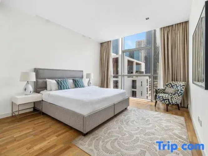 Stylish 2BR + M | Pool with Burj Khalifa Views