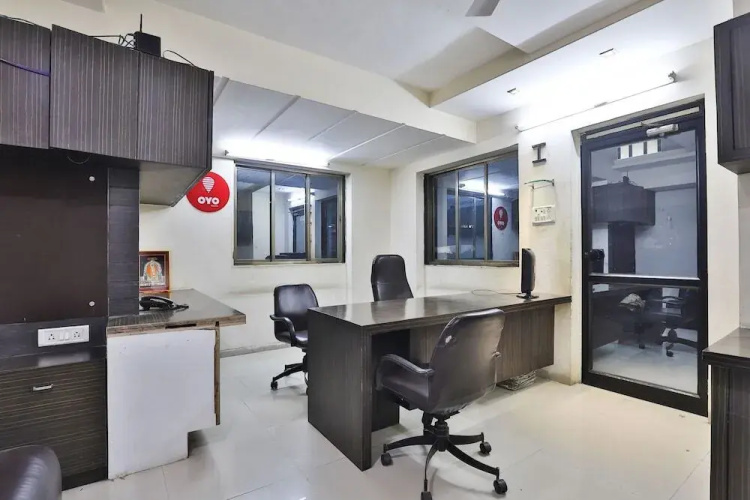 Varma Palace By OYO Rooms