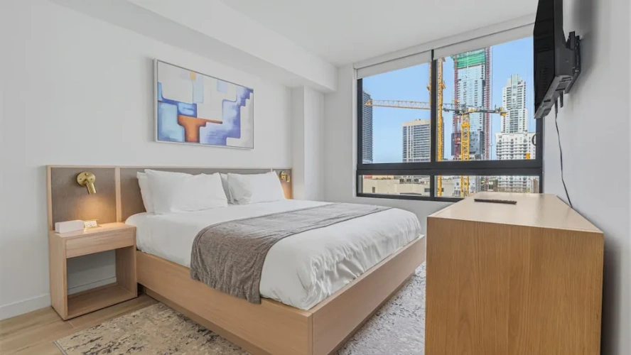 2 Bedrooms Grand room with city view