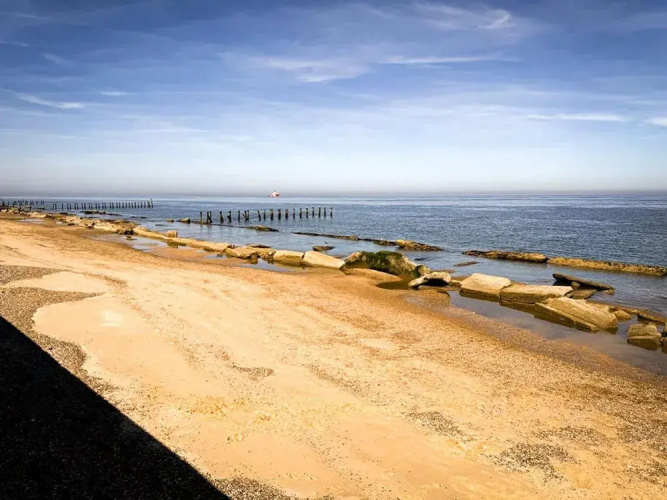 Beachside Caravan Retreat in Lowestoft Sleeps 4