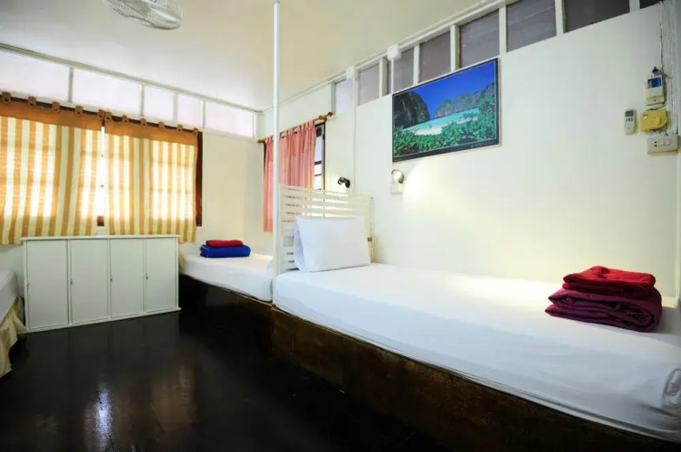 Phi Phi October House