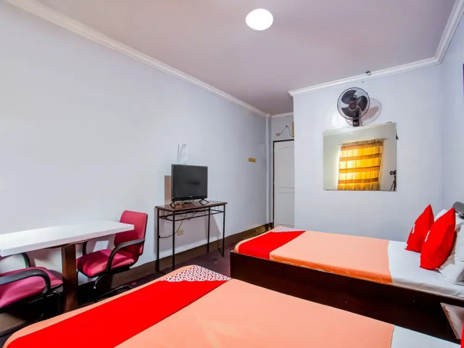 OYO 812 Laura's Hotel