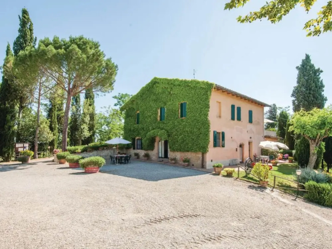 Tuscan Farmhouse With Pool