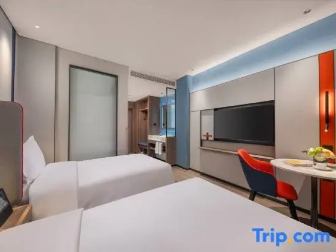 Standard Twin room with city view
