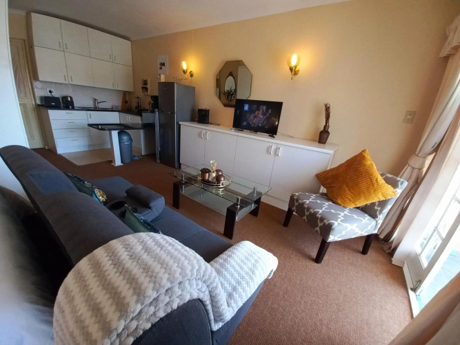 Cozy Strand Beach Getaway - Studio Apartment