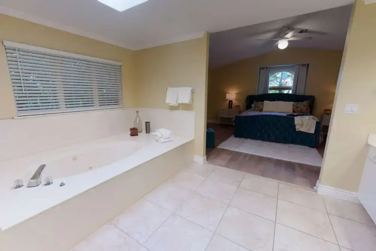 Sarasota Bay Pool Home