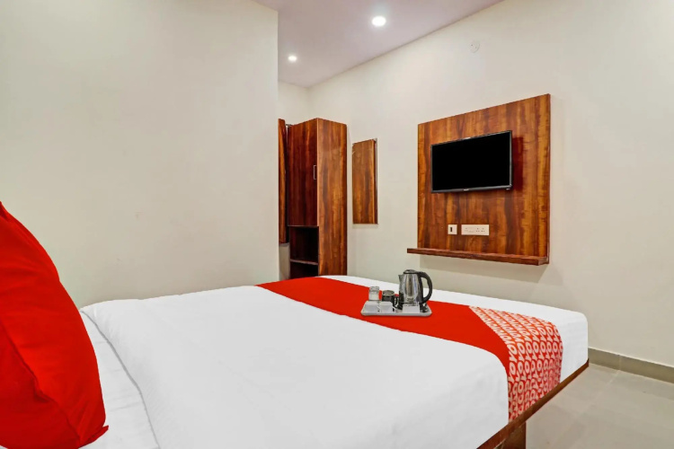 OYO 70047 Hotel Night Eye