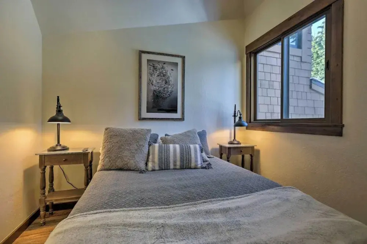 Walk to Ski Shuttle: Truckee Condo w/ Hot Tub