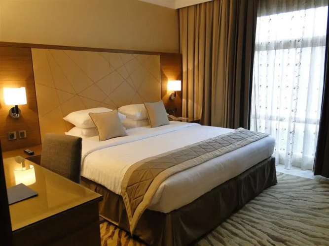 Golden Tulip Suites Breida Al Q