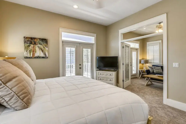 Paradise Pointe - Gorgeous 4 BR home with pool by RedAwning