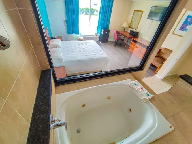 Clover Inn & Suites