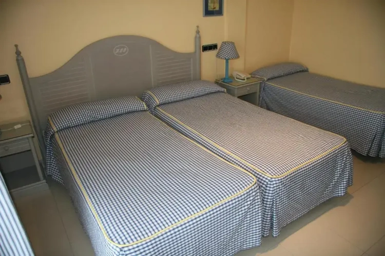 Standard Triple room with sea view