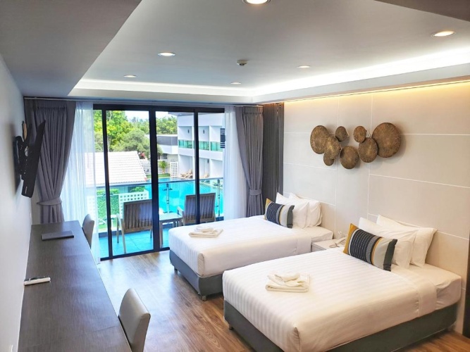 Deluxe Twin room with pool view