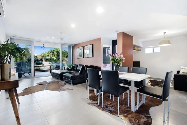 3 Bedrooms Apartment