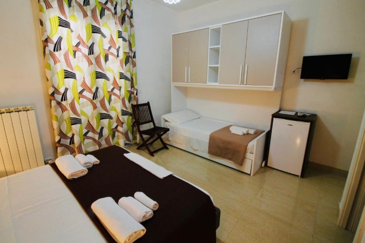 Standard Triple room