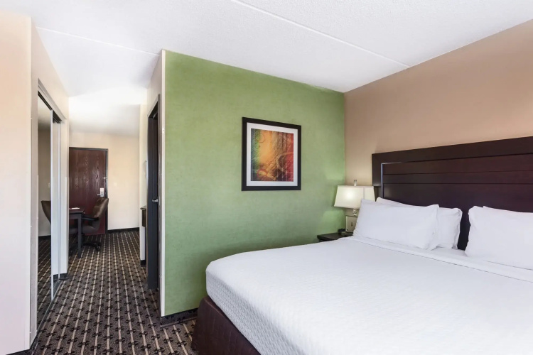 Crowne Plaza Milwaukee Airport by IHG