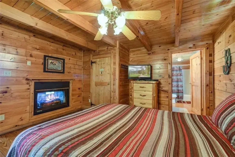 Solid Gold 1 Bedroom Home with Hot Tub